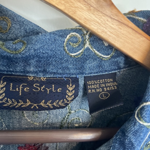 Life Style Women's Floral Embroidered Denim Jacket Sz Large Casual Button Up - Picture 2 of 6